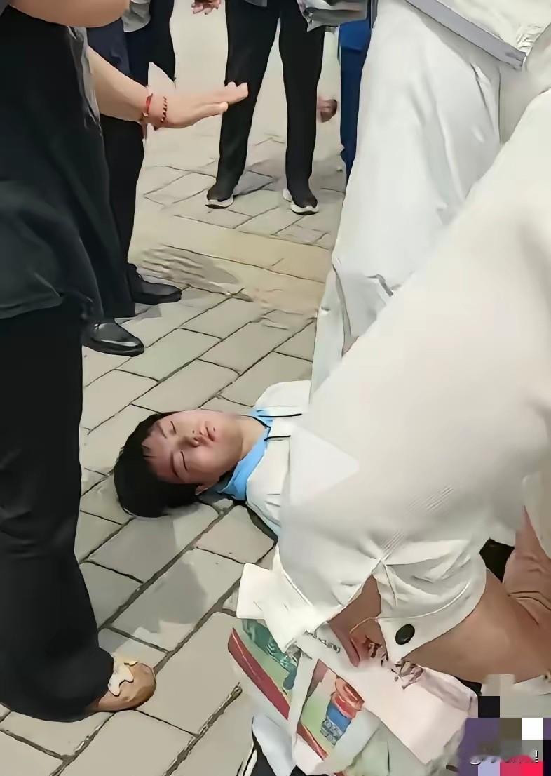 哎哟我滴天！

这届考生是真虎啊！刚迈出考场大门，也不知道怎么想的，非得整俩后空