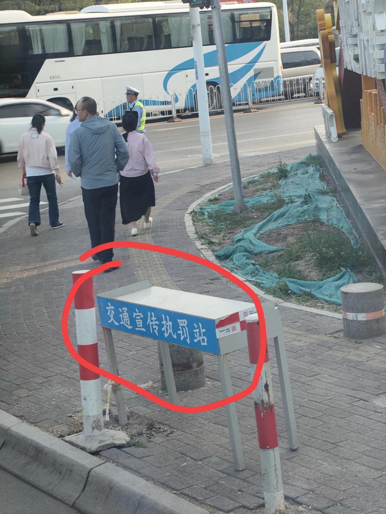行人闯红灯怎么办？沈阳交警有的是手段来“治你”。

这不沈北虎石台一处交通岗就设