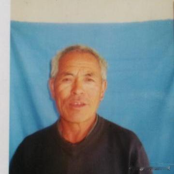 1995年，老兵王占奎半夜上厕所时，突然发现自家的鱼缸里竟有东西在闪闪发光，他定