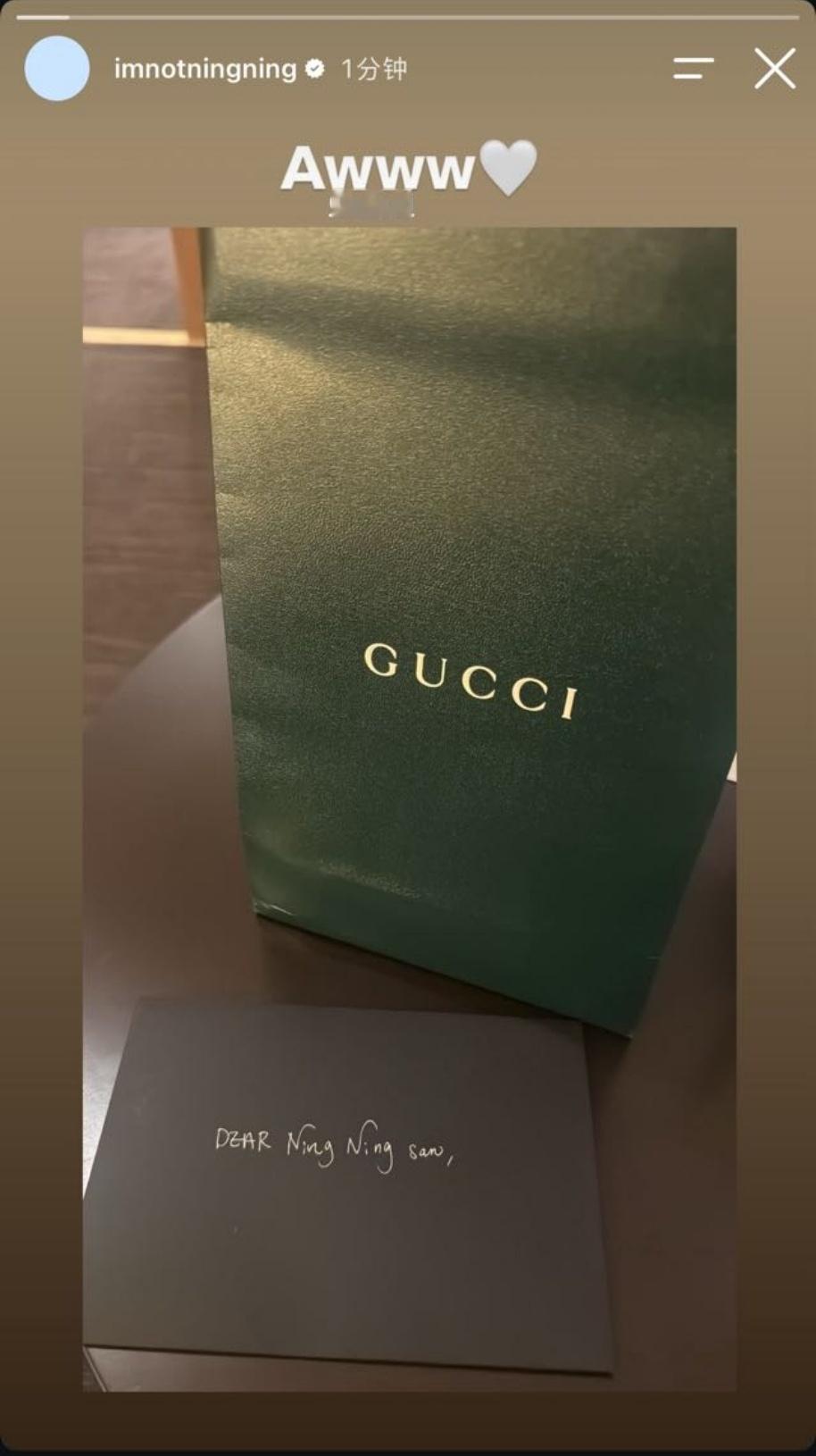 这就是GucciGBA宁艺卓的待遇吗？一下飞机就被Gucci日区送来手写信和邀请
