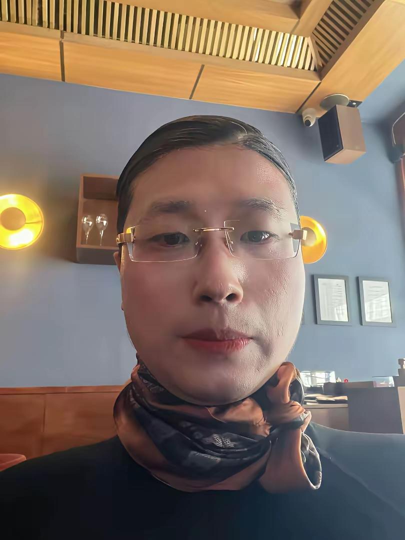 高质量男性出没，这油头粉面真让人措手不及，这是被迫害妄想症好了，又出来展示质量了