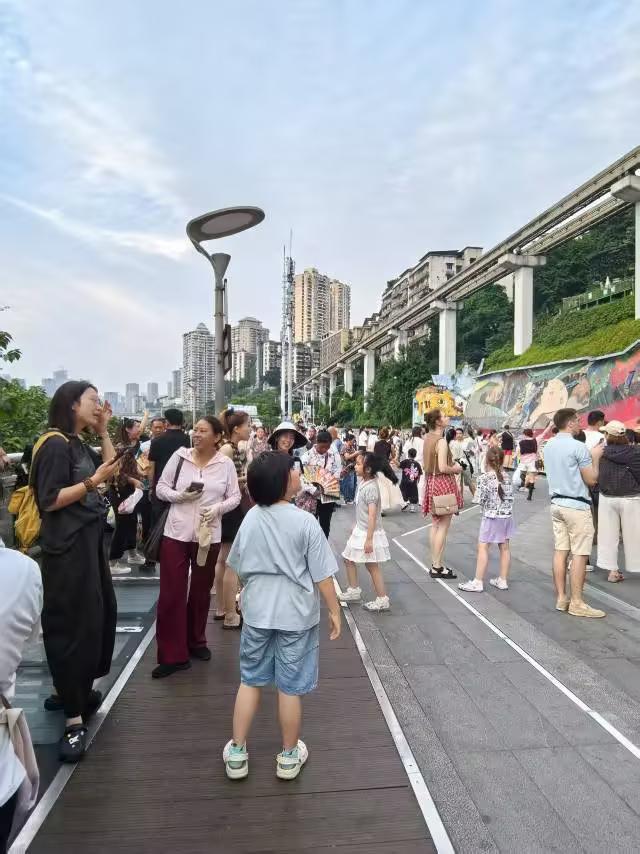 再见了重庆，离开时带走的不仅是照片，还有市井生活的粗粝温情
微头条《原创》
重庆