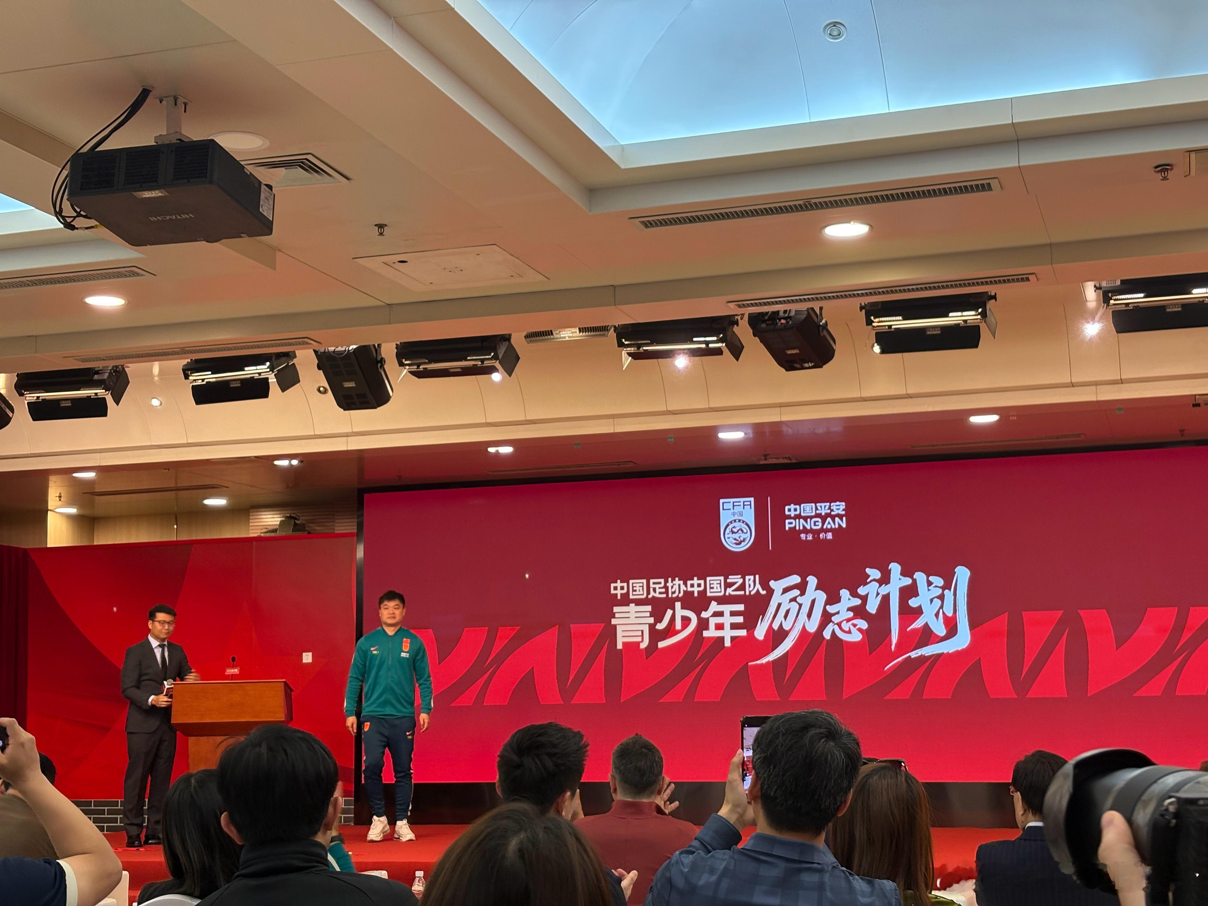 中国足协发布青少年励志计划，鼓励15到23周岁的年轻球员赴海外高水平联赛接受系统