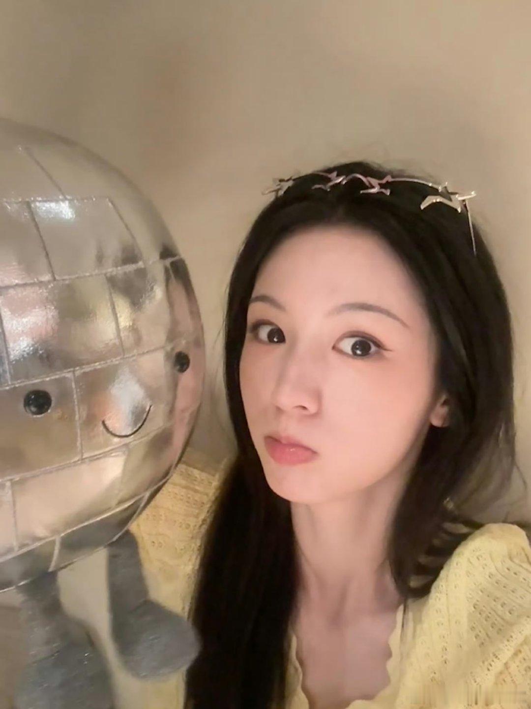 周也晒自拍live图周也live自拍周也太会了！自拍live图里，发饰加分，抱玩