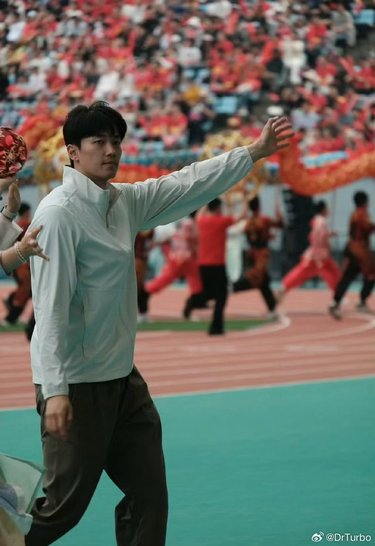 在吴越杯的现场，汪順与管晨辰再次相遇，再现经典兄妹合照！汪顺管晨辰兄妹合照上新吴