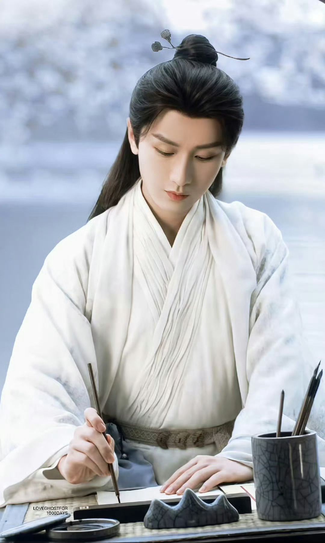读到这封信的各位，见字如晤。最近横店很冷，不过我的生活很规律，在组里跟着通告上下