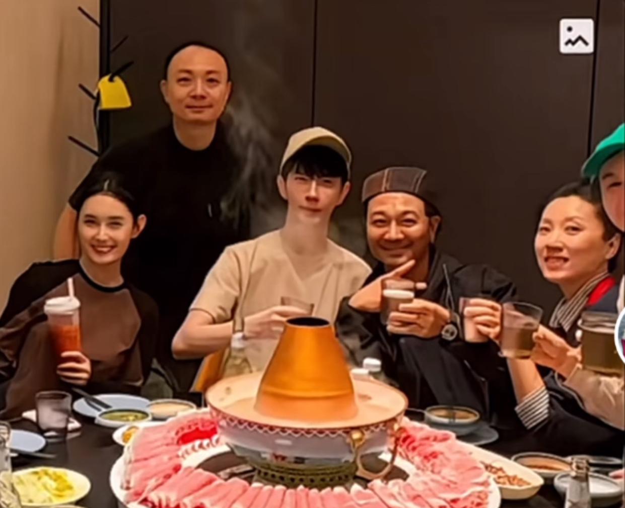 阿杜真是厉害呀，

身为经纪人居然能和明星们一同合影，

在拍摄完话剧《寄生虫》