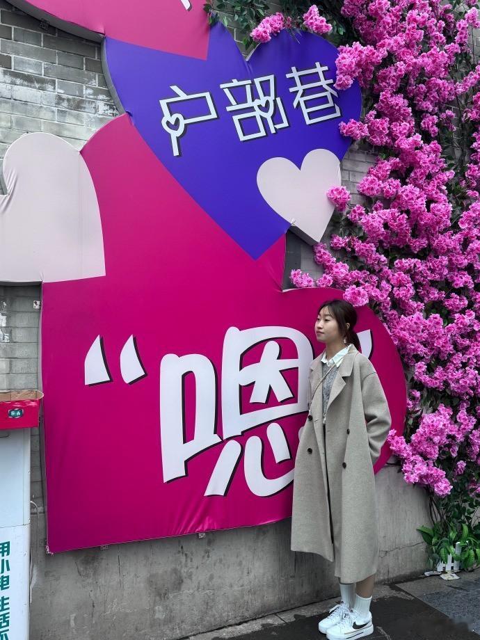 爱情，这一人类情感的巅峰之作，自古以来便被诗人、作家和哲学家们赋予了无数浪漫与神