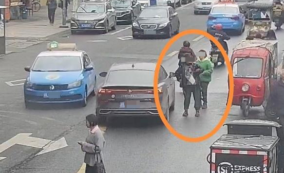 【#两女子街头假扮孕妇碰瓷被刑拘#】#两女子街头演双簧诈骗被刑拘#5月21日，红