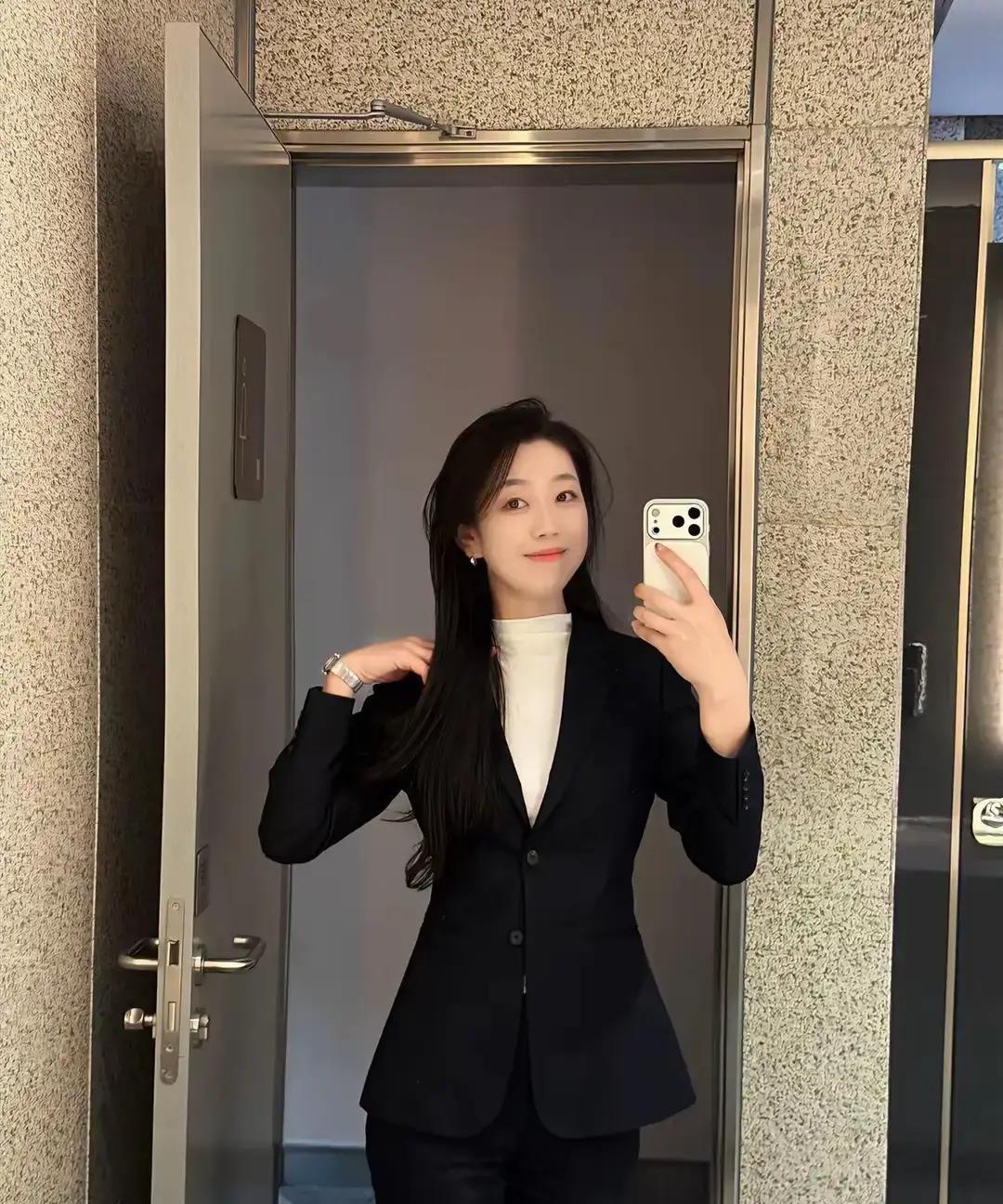 我追隔壁工位小赵三年，转账红包加起来能买辆二手飞度。

她收得爽快，回我永远是谢