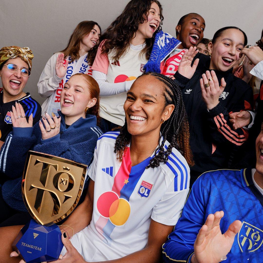 雷纳德展示自己的TOTY年度最佳阵容奖杯。 