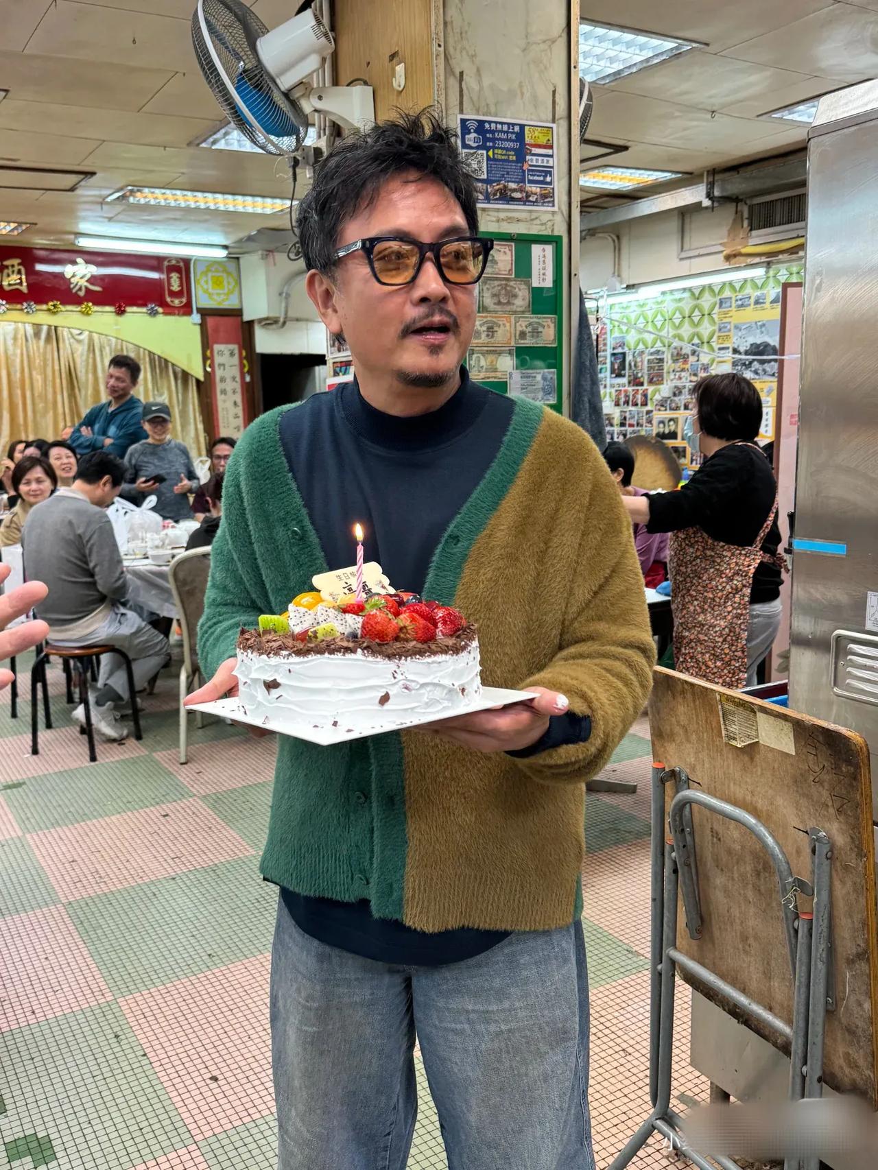 香港影帝简陋饭店庆62岁生日，桌子陈旧地面破损，毫不在意大开香槟！
3月16日，