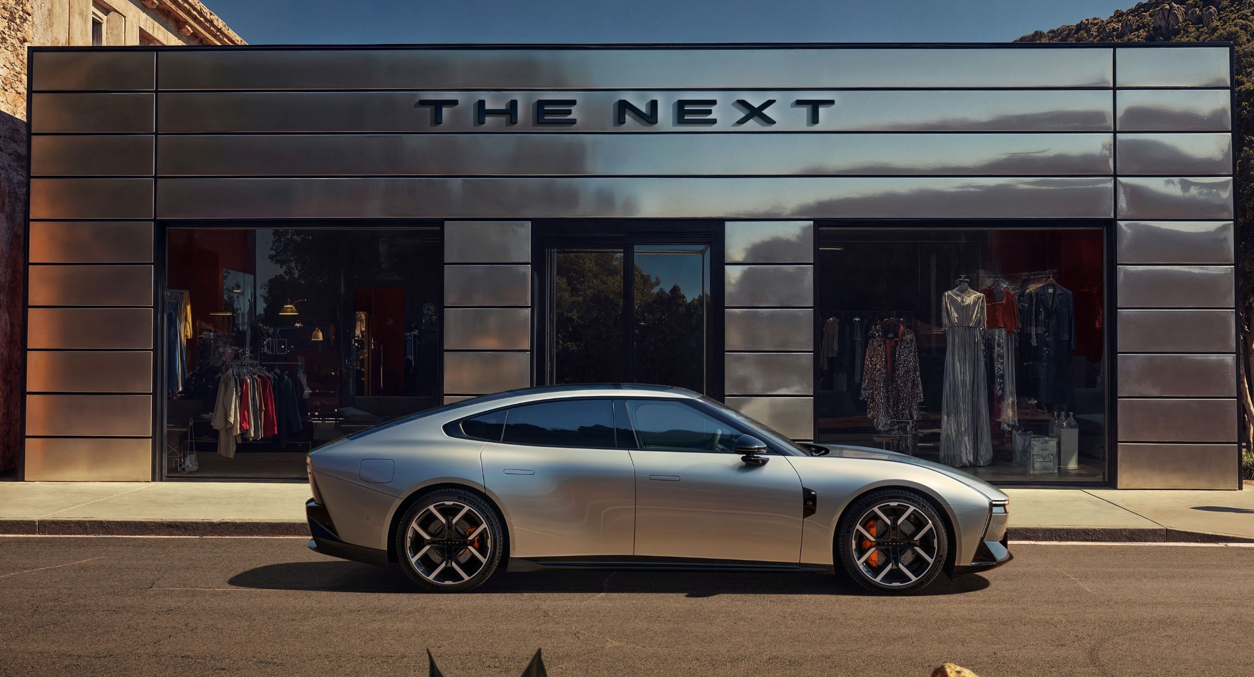 此前珠海赛场的深度试驾，我们已经体验过小鹏P7的驾控能力。和追求极限性能的硬核激