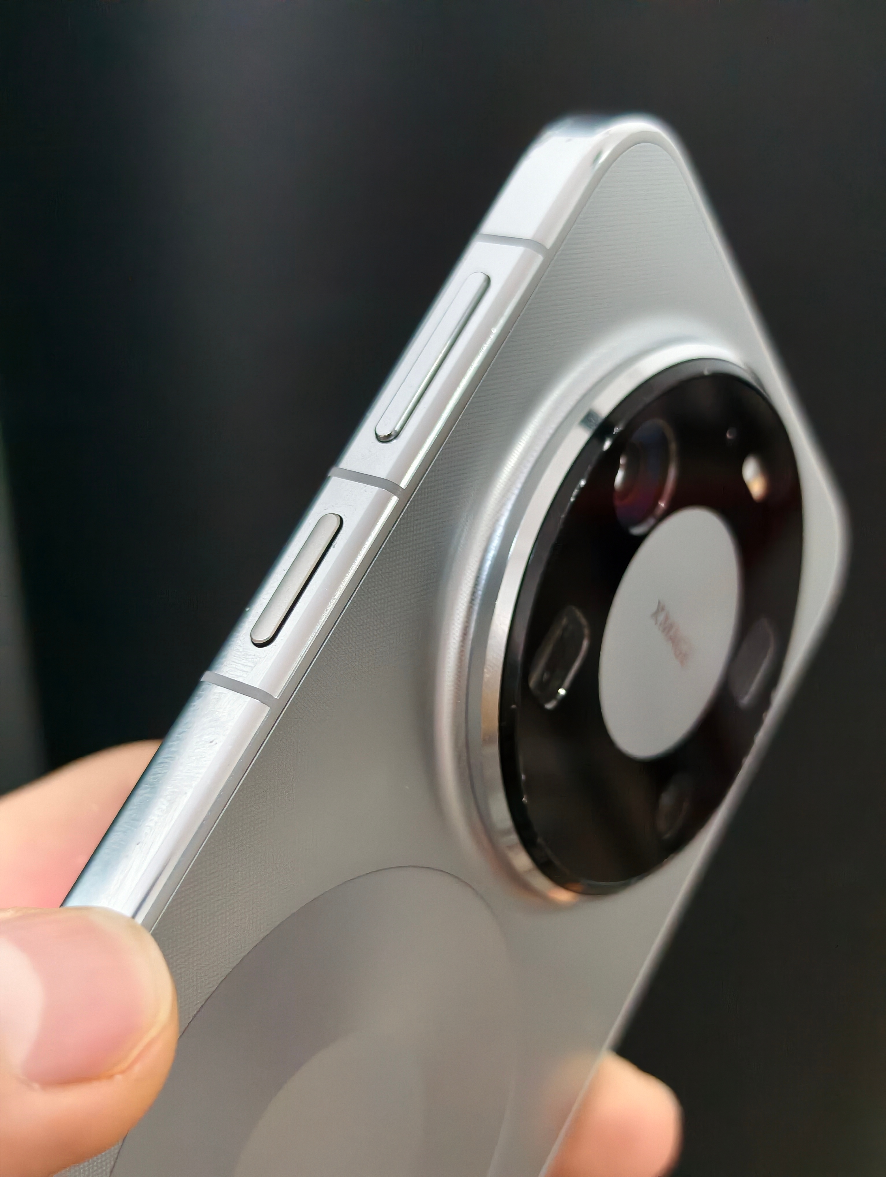 超越小米17系列，华为Mate 80系列销量已经来到了大约377万台的样子，相较