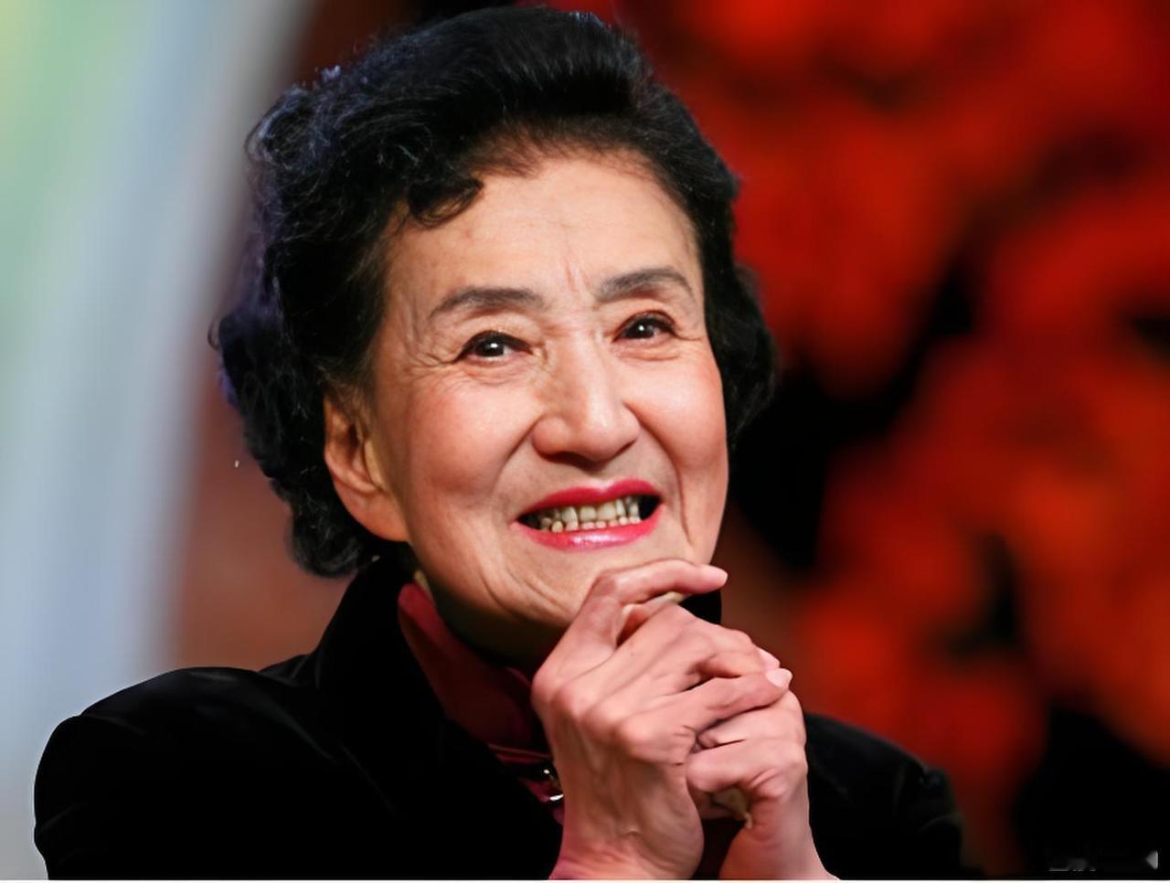 这位京剧名家多才多艺，可以演多种行当。旦角，她能够演唱四大名旦的剧目；老生，她的