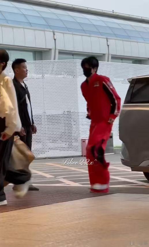 朱志鑫赛车服电竞男主朱志鑫红色look  朱志鑫红色look，朱志鑫赛车服电竞男