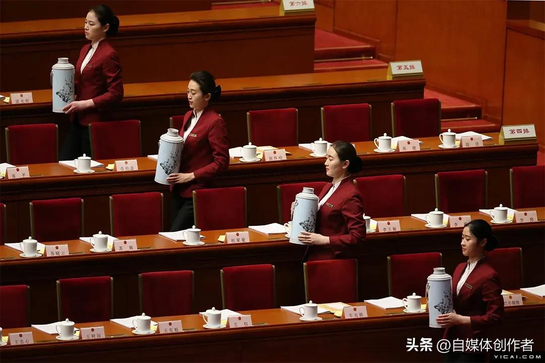 2026全国两会期间，人民大会堂一只老旧热水瓶意外走红网络，漆面斑驳、边角磨损的