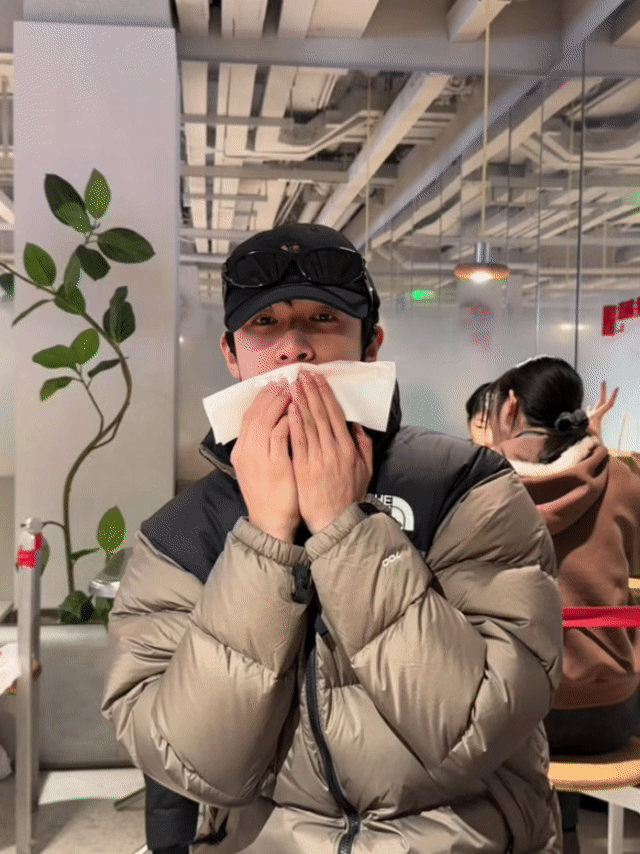 李昀锐空降超话 李昀锐空降超话 就这样报备宠粉 吃东西好萌的锐锐