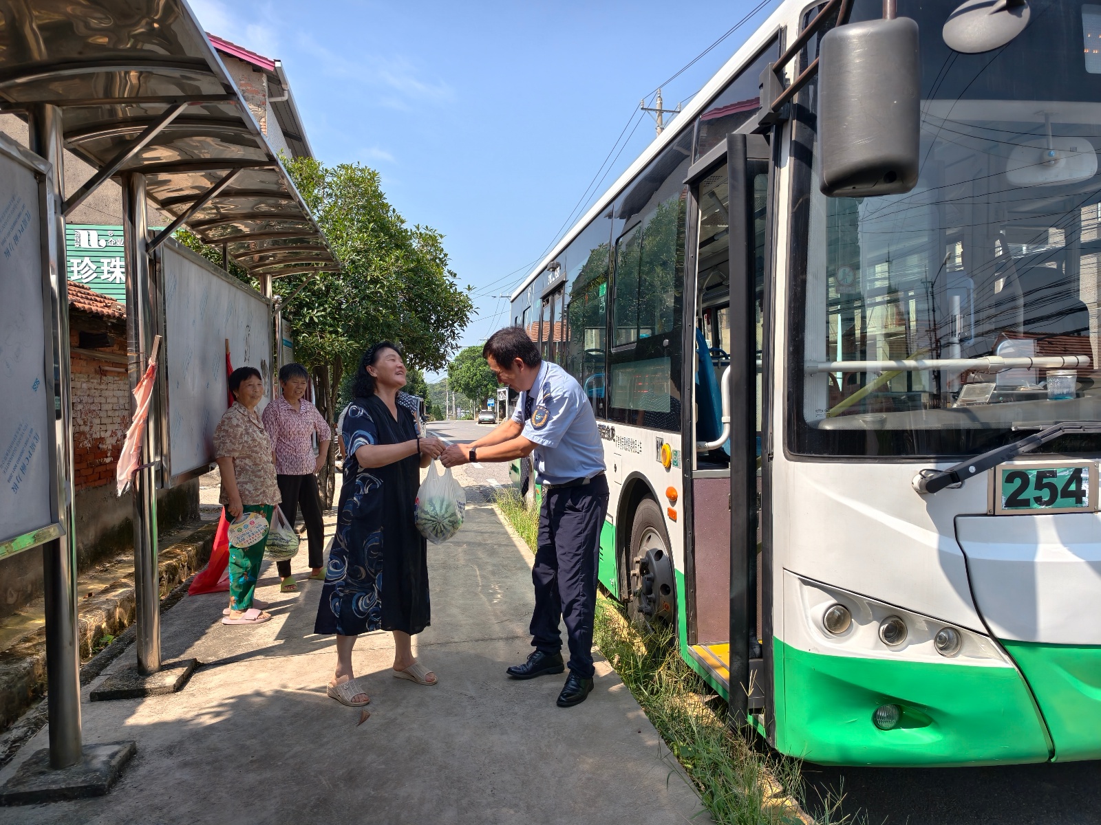 武汉254路乡村公交司机一人一车坚守七年，村民连续七年送瓜致谢