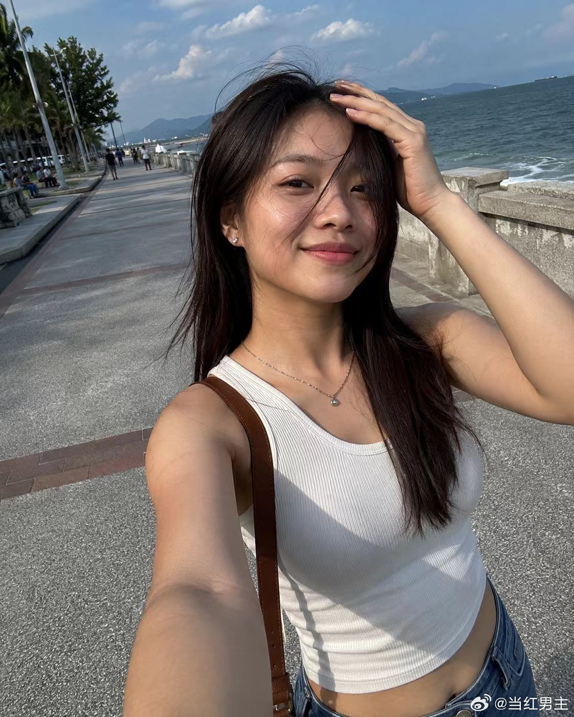 在这条满是荆棘的路上，你从来不是孤军奋战。那些与你一样在暗夜里咬牙坚持的同路人，
