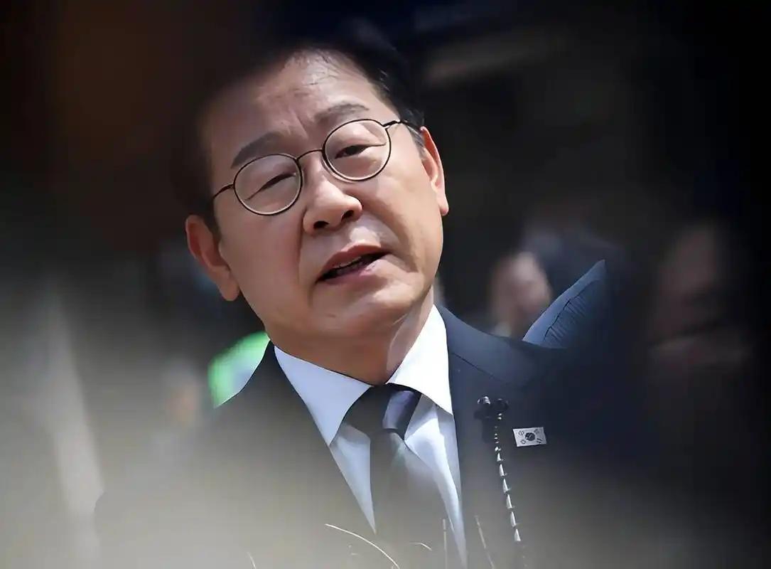 原来做一个大总统，也有这么伤心的家事？说是李在明当年当选市长后，自己的妹妹还干着