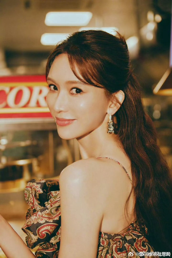 林志玲调侃自己老了 真正优雅的人从不怕岁月，一句玩笑话尽显从容，温柔又大气，越活