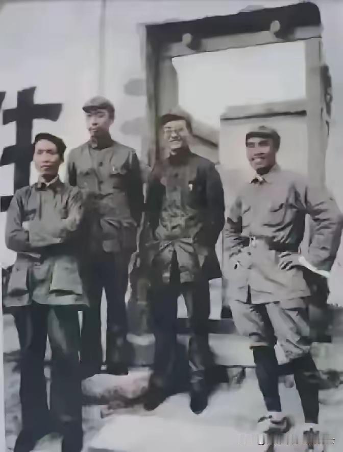 1936年长征走完，四位领导人并排站着留下合影，体型瘦弱，衣衫褴褛，照片里的他们