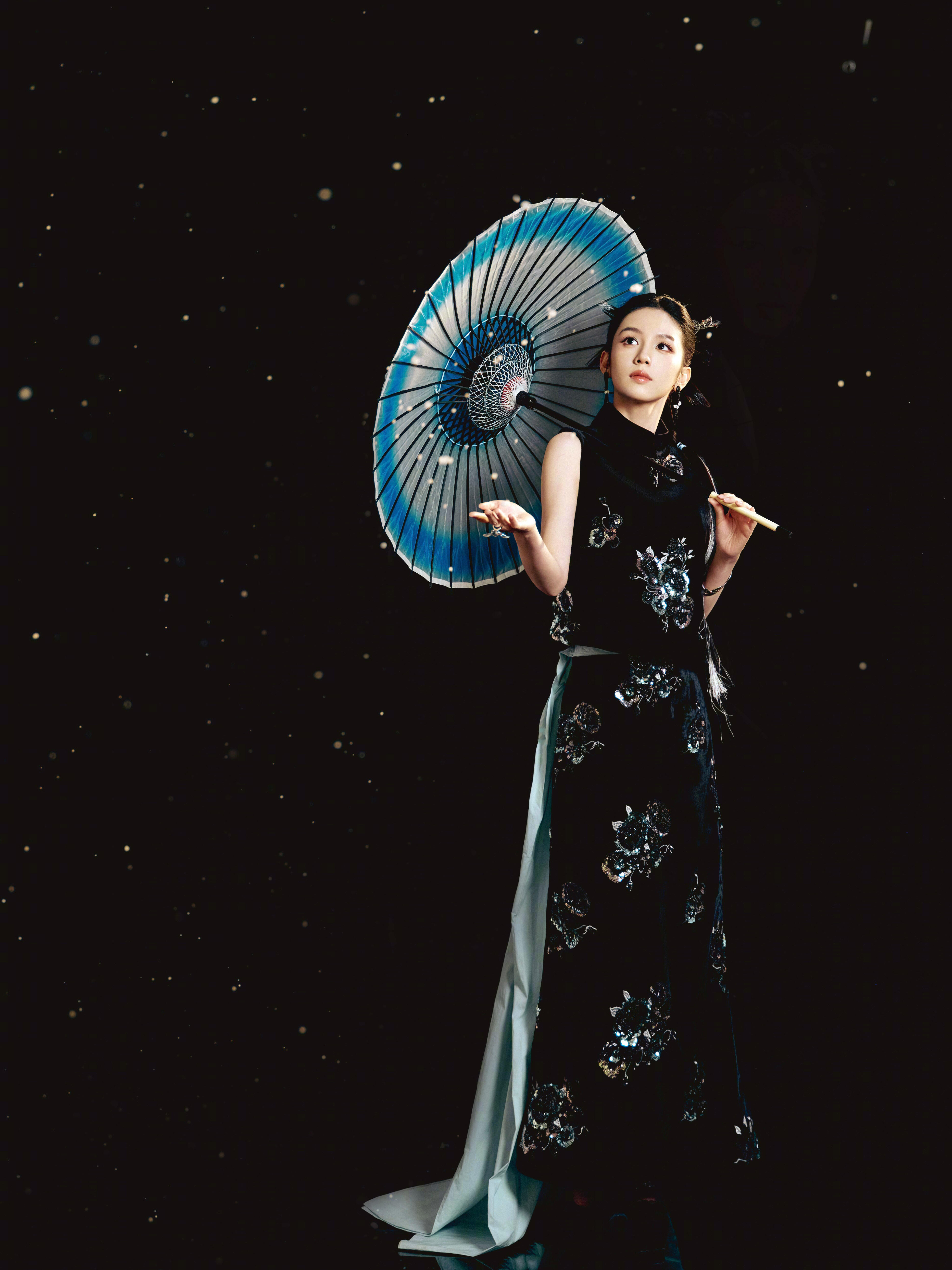 周也复古新中式水墨美人周也身着黑色国风新中式造型，亮相央视网络春晚。利落的盘发与