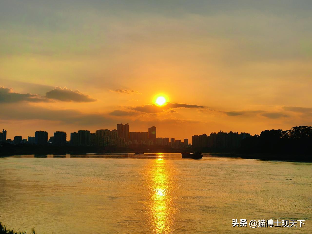 这晚霞好看吧？来呀我叫你拍照