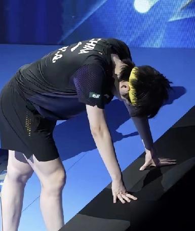 王楚钦4-3险胜达科，赢了。但他撑着围栏大喘气，十多秒站不直，差点以为他要倒下。