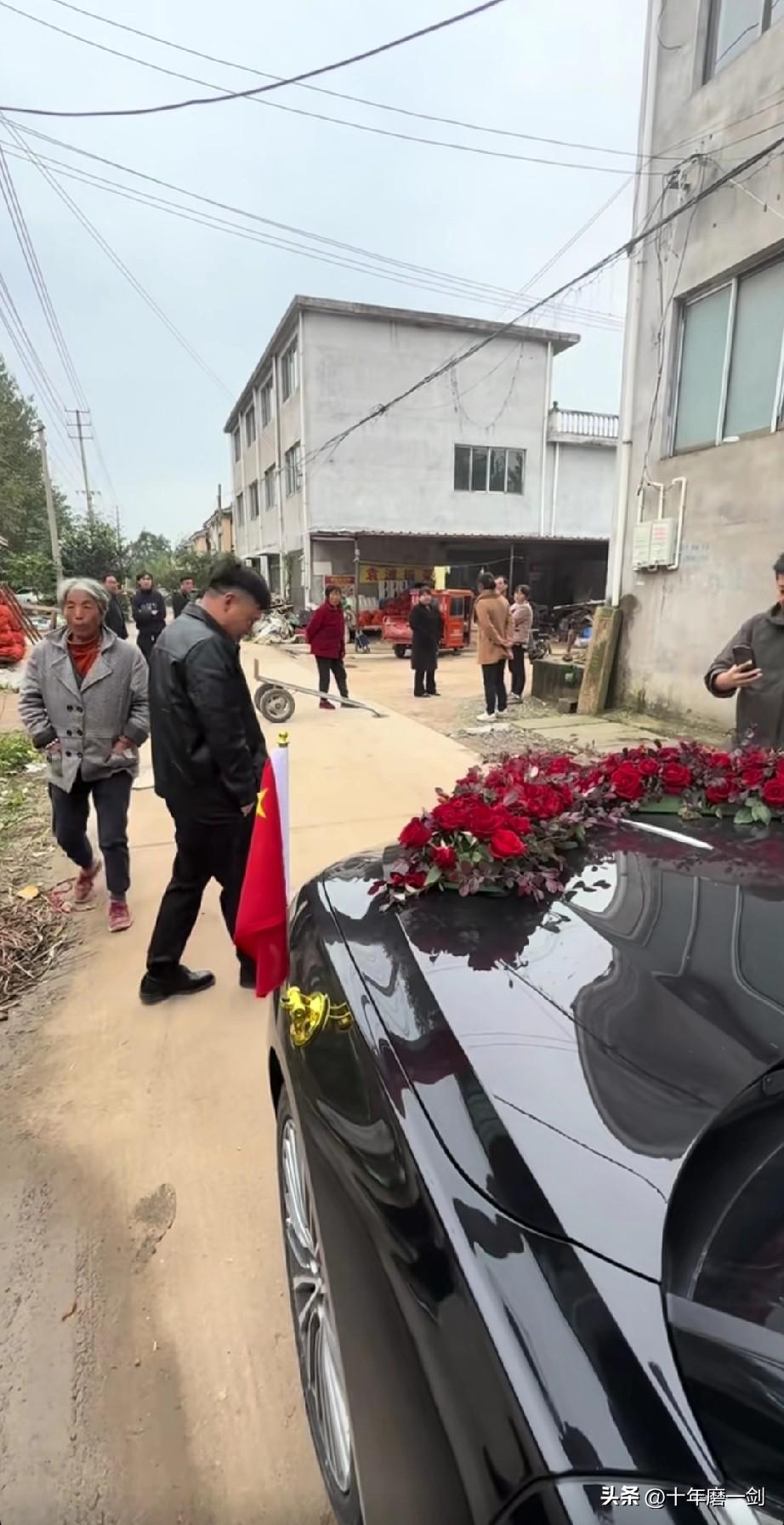 宿迁市潼西村，一个新郎官今天被人拦住了婚不放行，拦他的正是五年前结婚，他曾拦过的