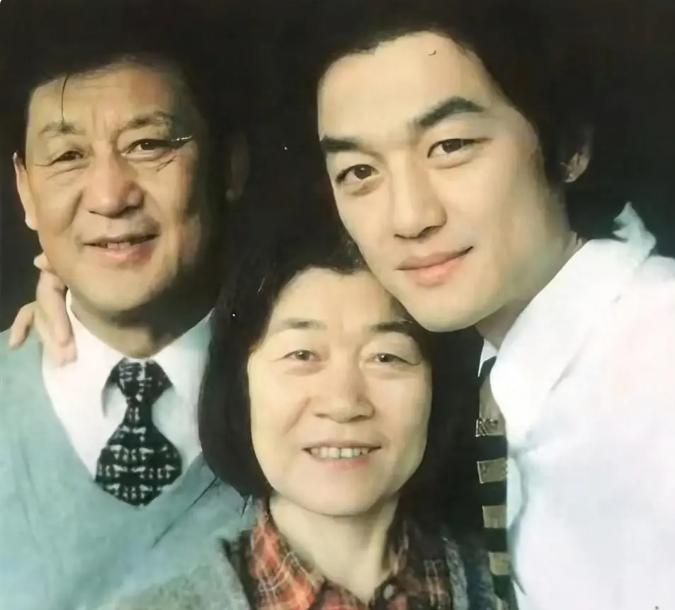 李亚鹏的父母也是挺传奇的，李亚鹏之所以会如此厚道，有情怀，有爱心，主要还是受到了