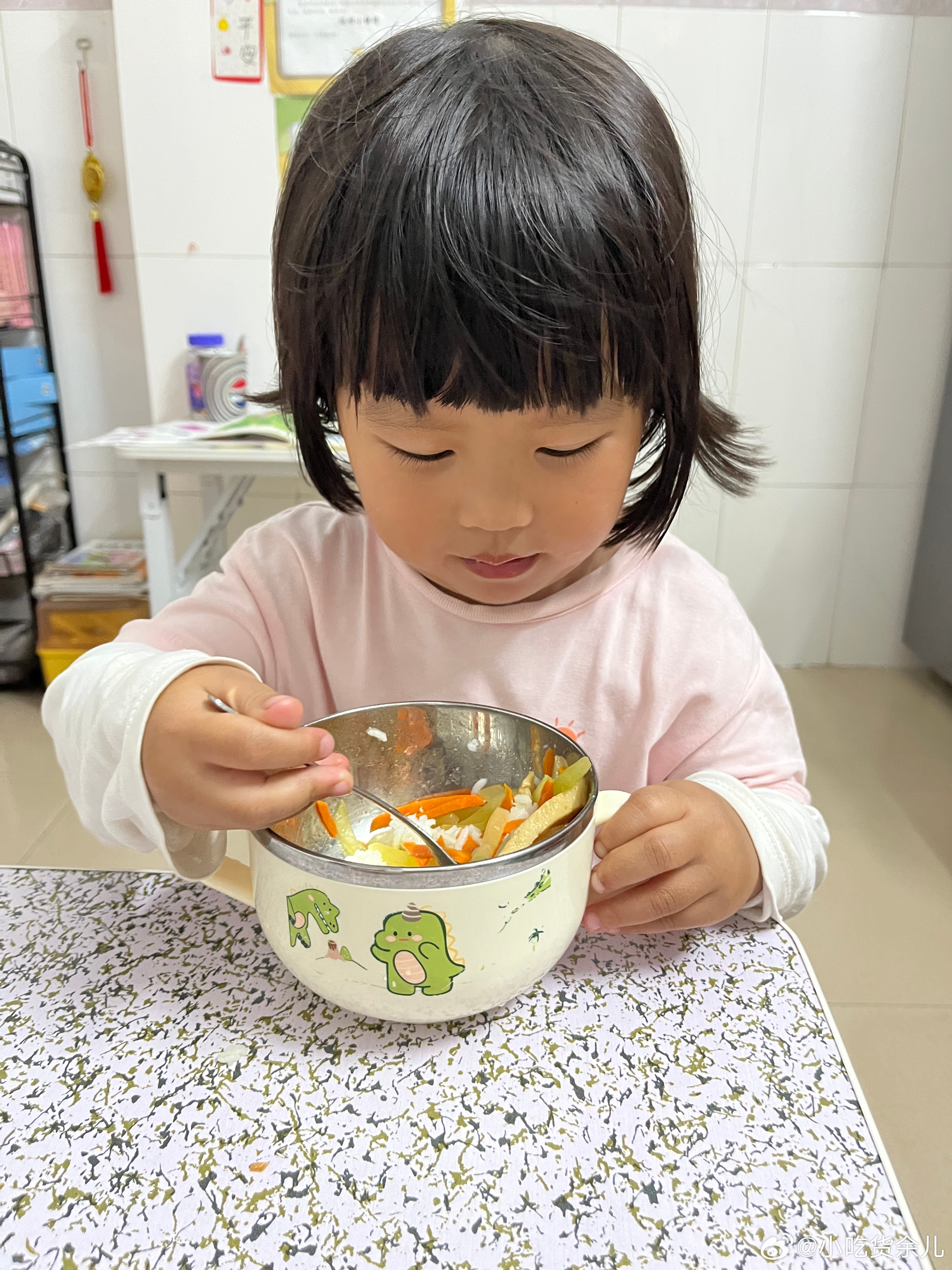 吃饭了，晚餐肉卷炒萝卜，鸡蛋汤，肉卷趁新鲜，赶紧吃掉。肉卷还是咸，还好这次我没在