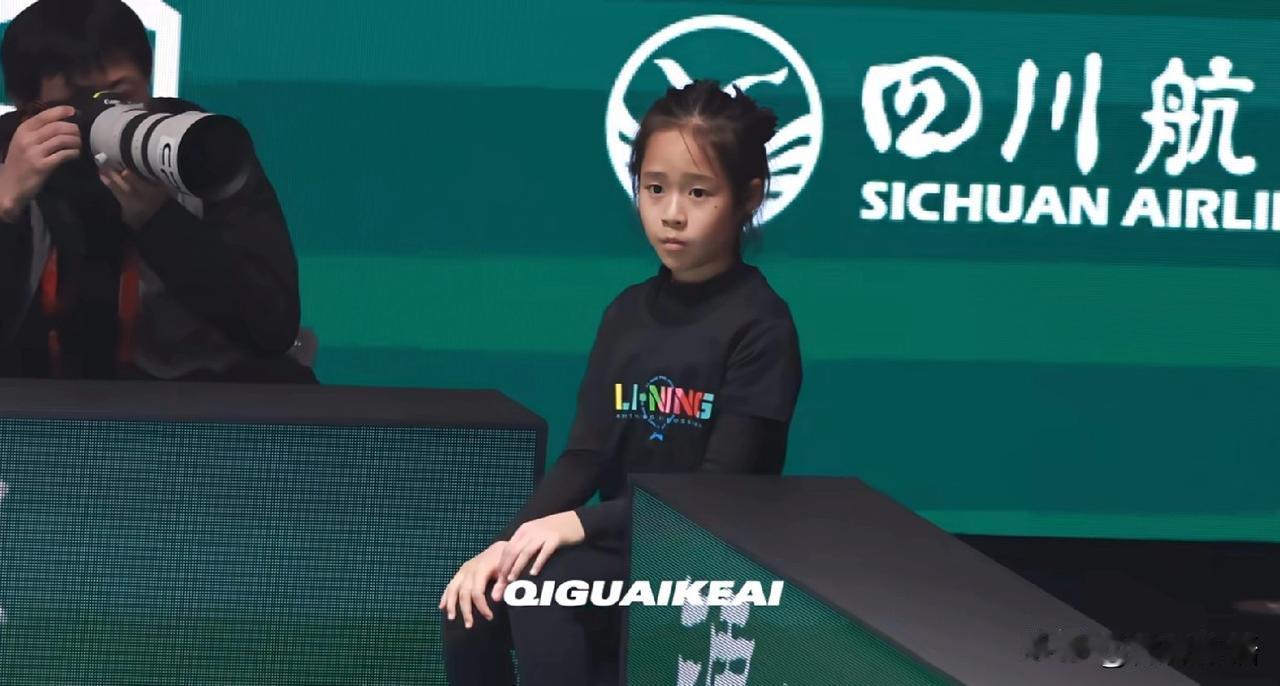 小豌豆也有自己的站姐了。
今天中午中国队和中国香港队的比赛，看到小豌豆坐在那里当