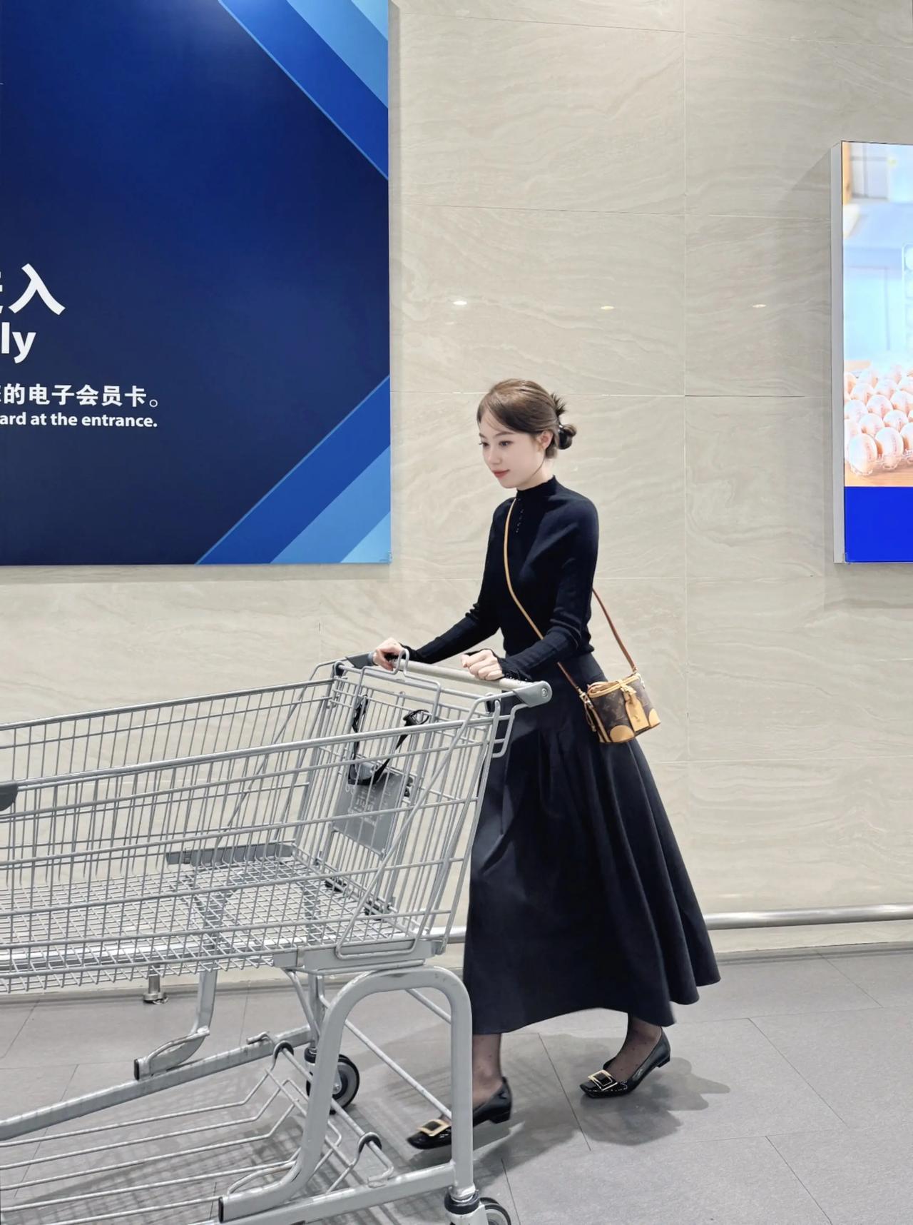 山姆超市真的是很火。全球800多家门店，在中国25个城市有47家。它的商品真的很