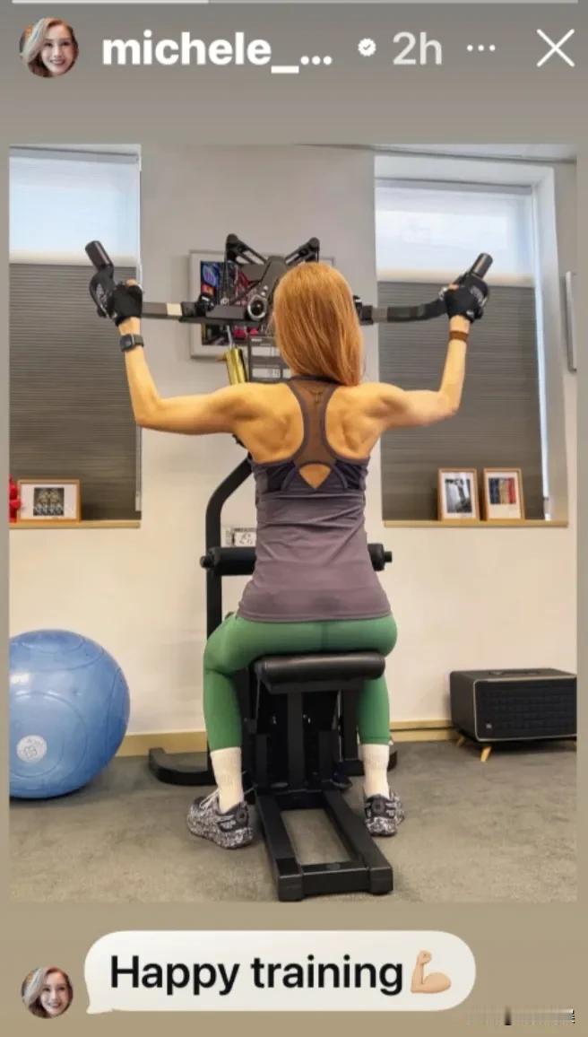 李嘉欣晒健身照，这后背的肌肉线条厉害了啊，这是在真练，绝对不是假把式啊！[呲牙]