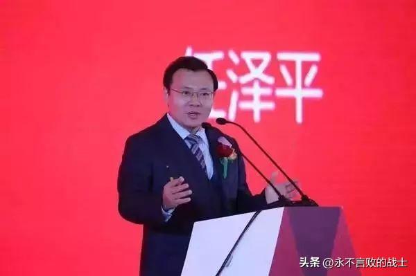 任泽平又火了。

他上次火是因为在恒大领超千万年薪，被称为“最贵经济学家”。
