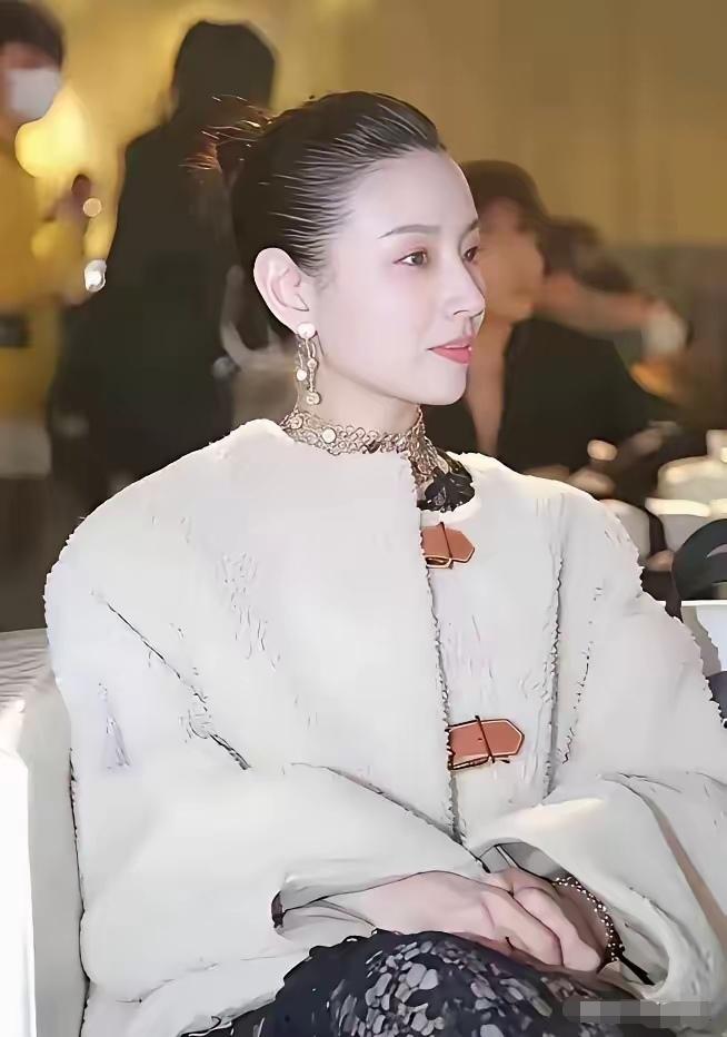 董洁年轻的时候确实美人一个，漂亮又有气质。可以说是美人中的美人，很惊艳。

可是