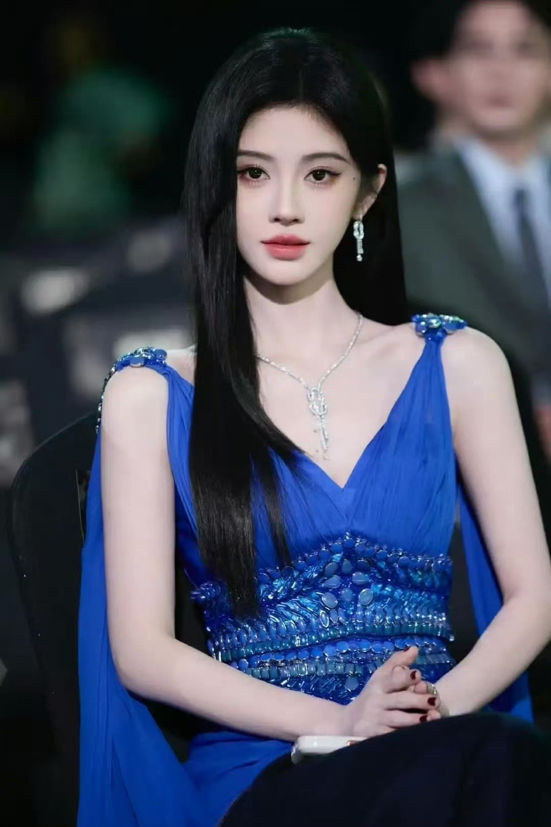 虞书欣这套是在学习鞠婧祎的蓝色妖姬吗 