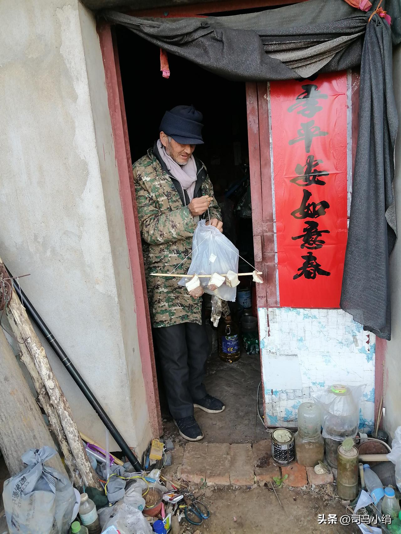 “等我老了，不能动了，我就像小时候一样，坐在门口等我妈妈来接我走”！
这是我姑妈