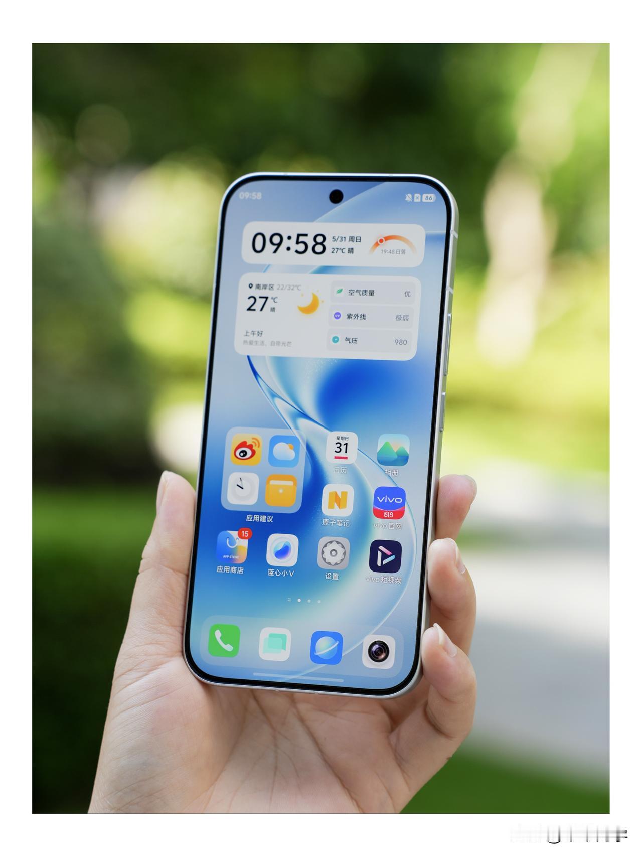 vivo S60元气版的真机图还得是室外拍，「星星海」配色的这个独特星光实在是太
