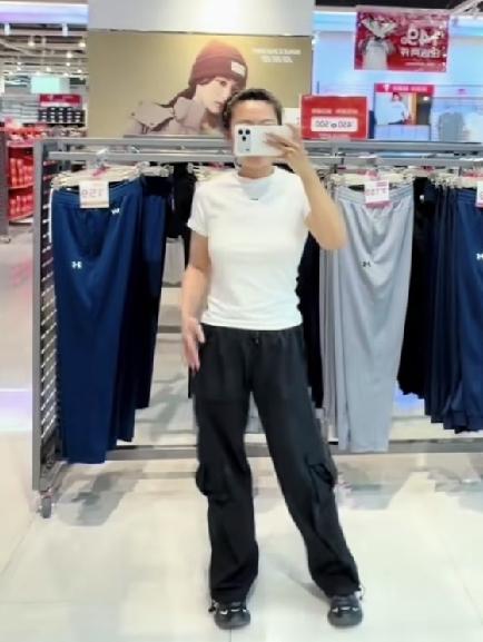 苦茶丹丹香，疯狂购物，入手三件白色上衣！
伙伴们，呆不住了，今天和火玫瑰女士出来