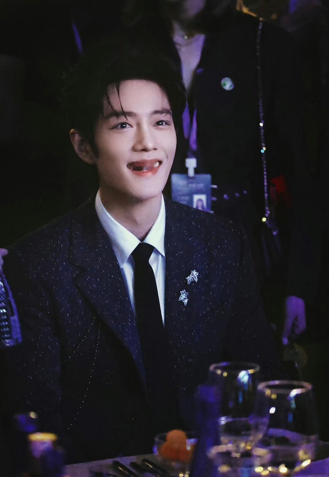 肖战双手递奖杯谦谦君子，温润如玉的肖战，，我爱你，晚安肖战秘密花园