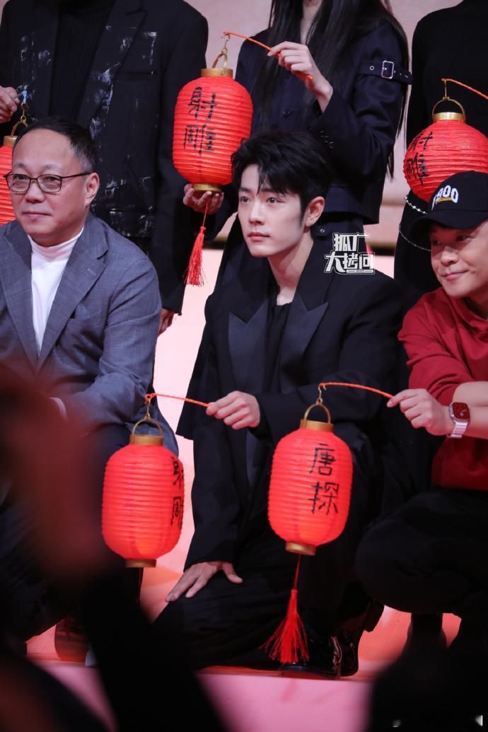 肖战手提射雕灯笼  肖战手提射雕灯笼生图  生图里肖战手提灯笼的模样，完美演绎了