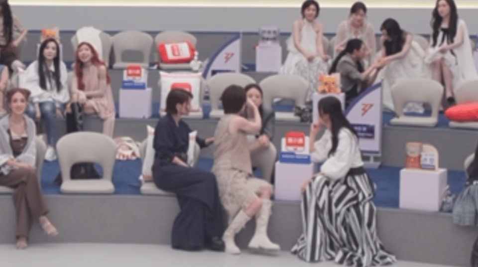 徐洁儿李心洁吃江语晨的瓜徐洁儿李心洁有什么是我们不能听的 浪姐直播这段瓜局太真实