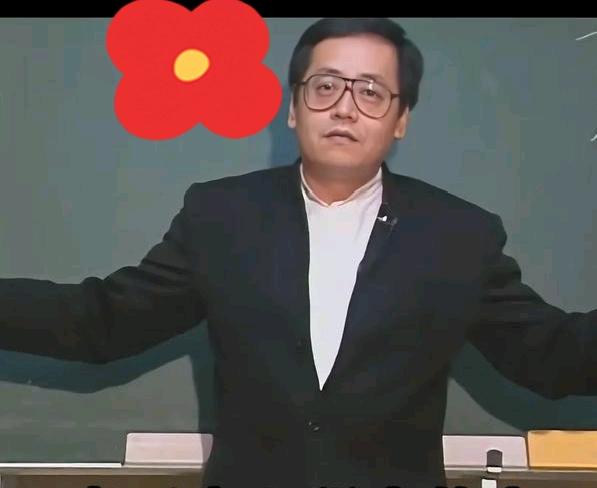 说实话，这种人挺“可怕”的。一个副教授，安安静静搞了三十年计算机。回头身后已站着