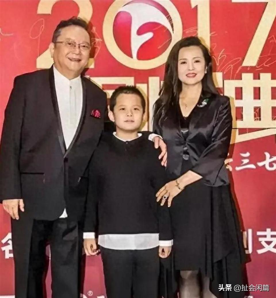 王刚的儿子王一丁，已经17岁了，在北京的国际学校读高中。

因为家庭环境影响，孩