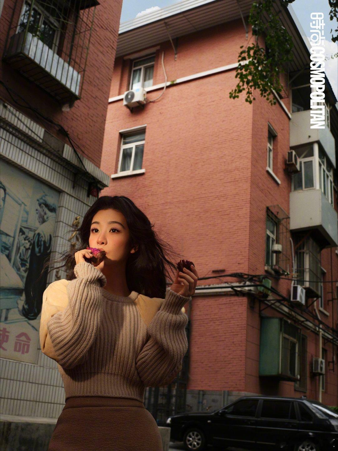 手里攥着沙子，越用力越留不住；不如摊开掌心，反而能看见整片沙滩。放下不是失去，而