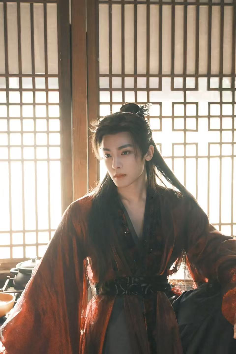 侯明昊红衣纪伯宰六宫格，一组红衣纪伯宰送达，让我看看是谁还没被帅到啊~侯明昊红衣