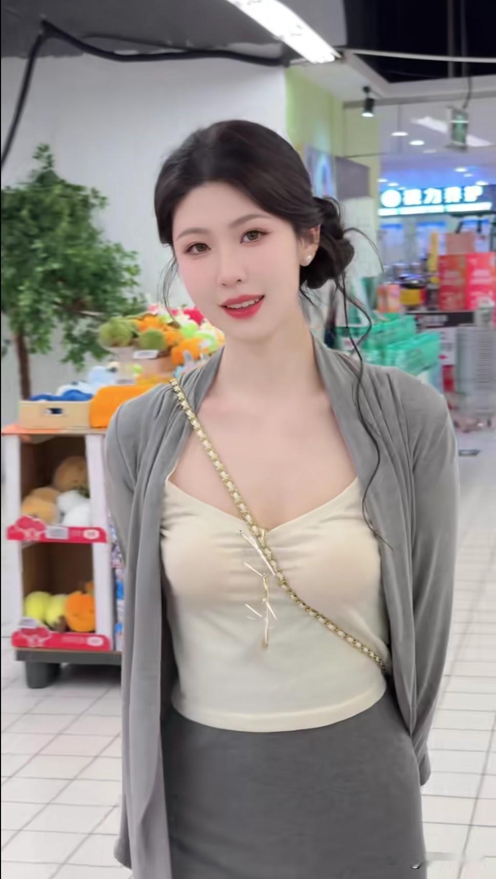 车模弦子生活装依然那么秀美，逛超市都美出高级感，事实证明拥有十足魅力无论出现在哪